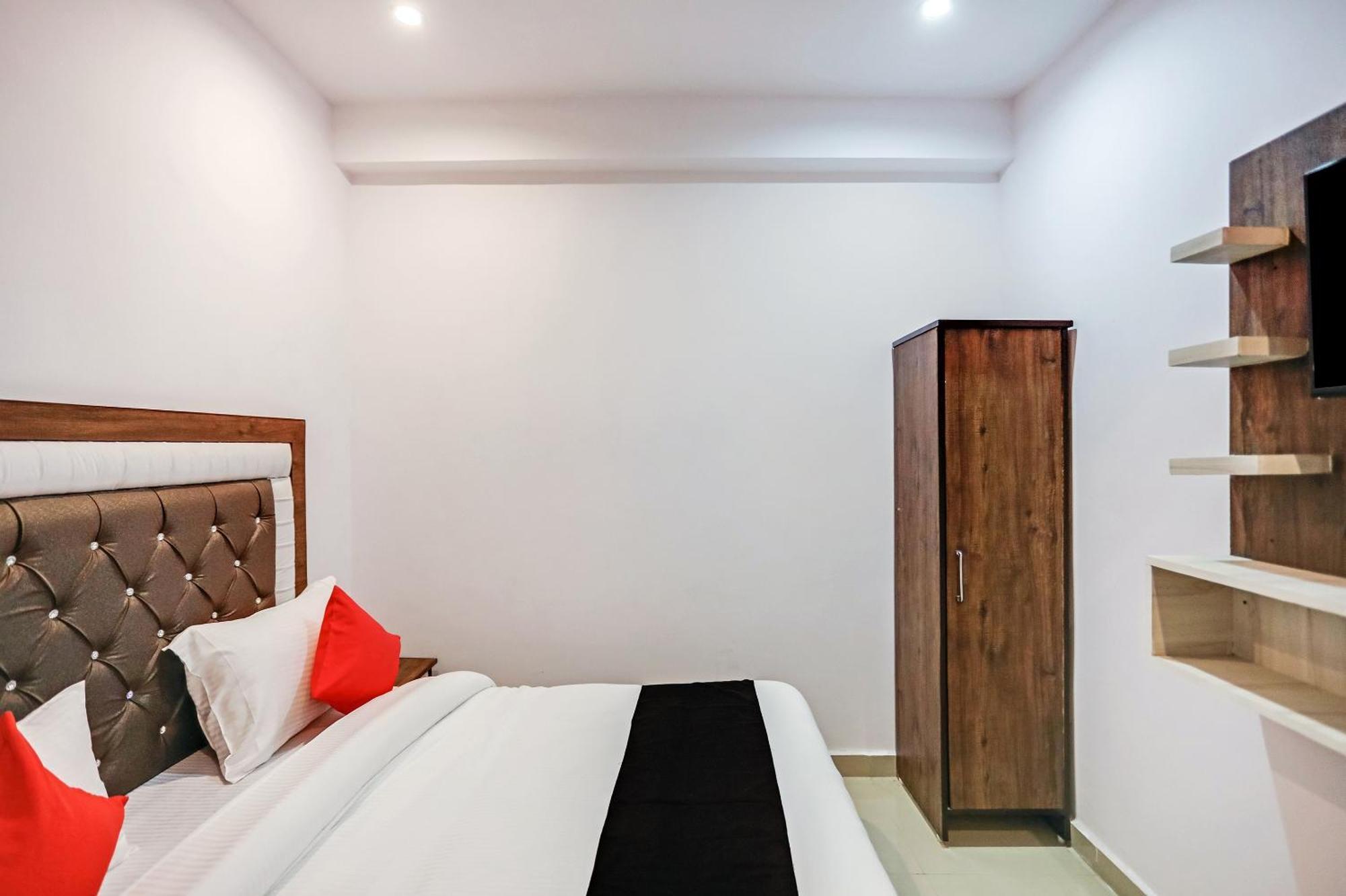 Hotel Capital O 76792 Golden Stone Ghaziabad Exterior foto