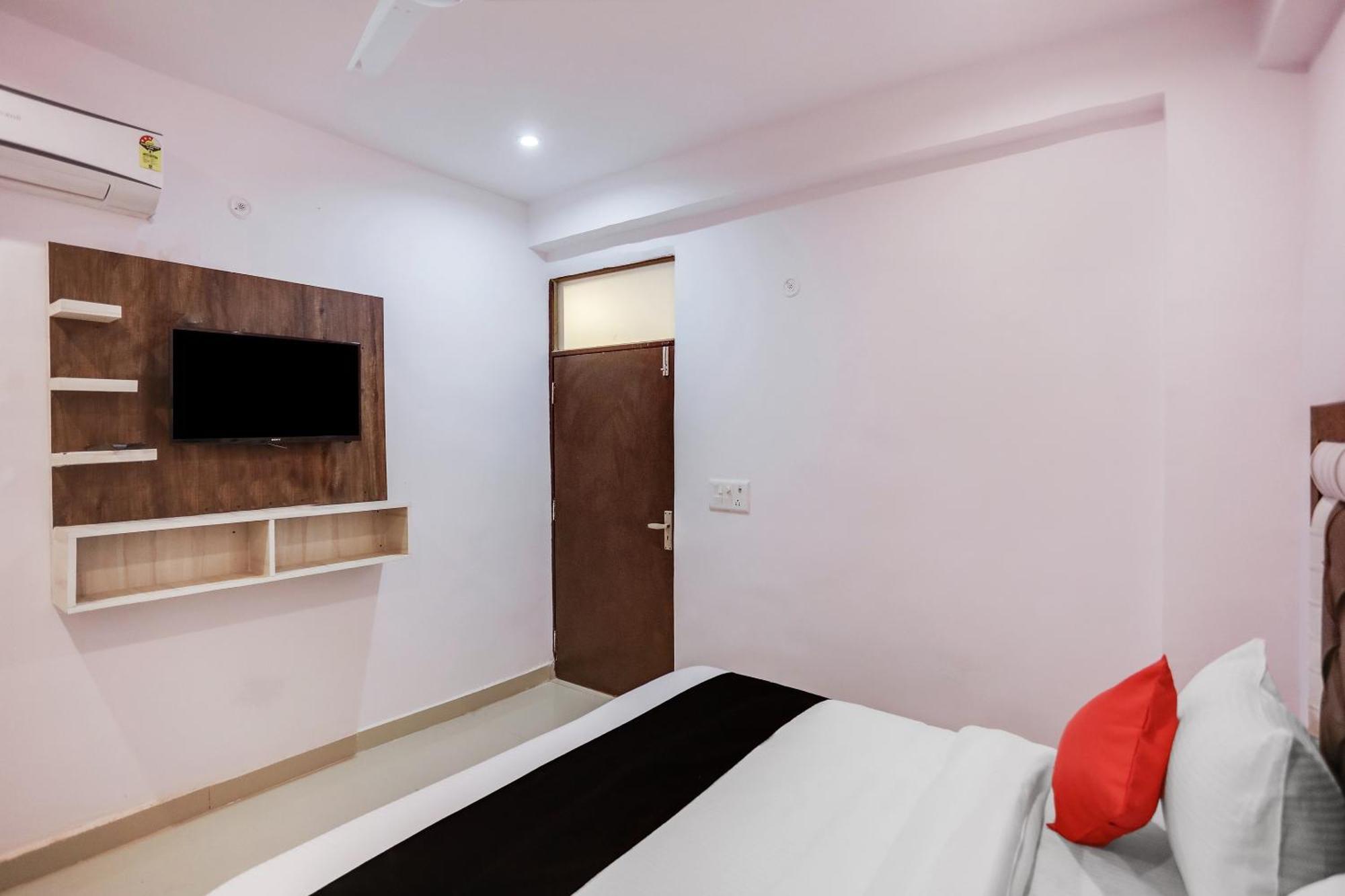 Hotel Capital O 76792 Golden Stone Ghaziabad Exterior foto