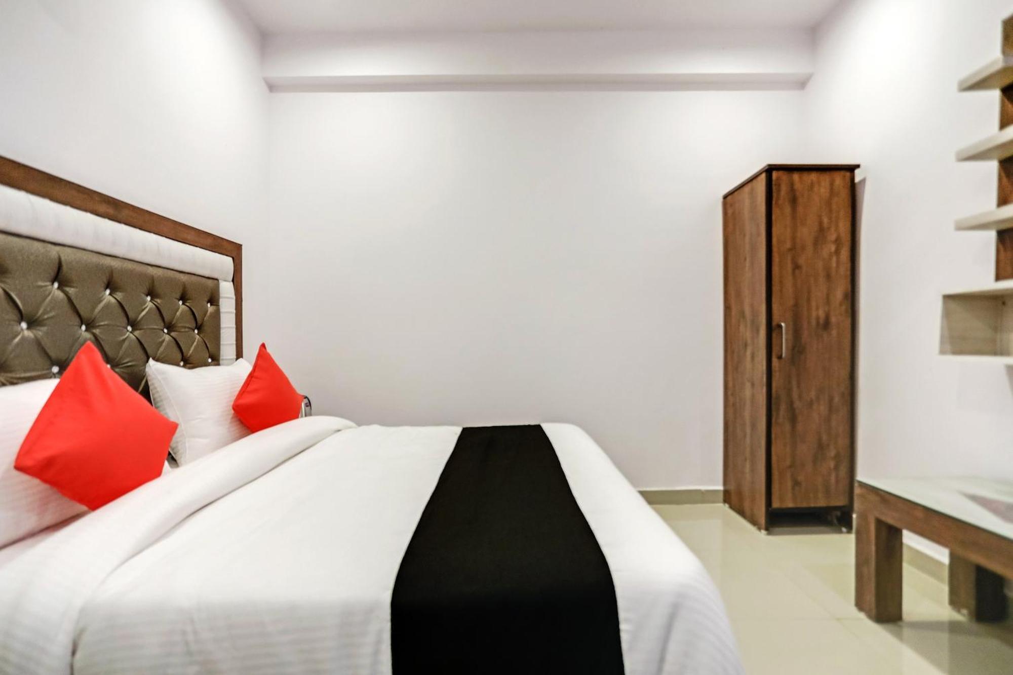Hotel Capital O 76792 Golden Stone Ghaziabad Exterior foto